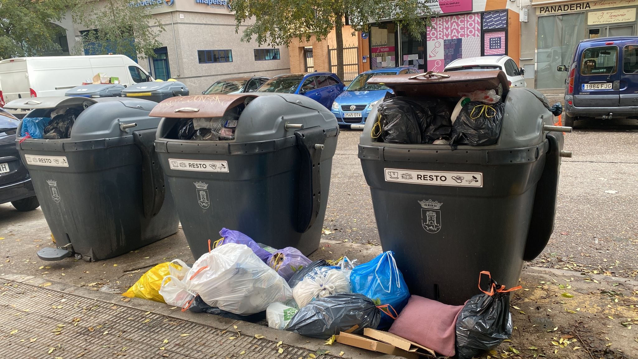 Basura fuera de los contenedores en Talavera de la Reina
