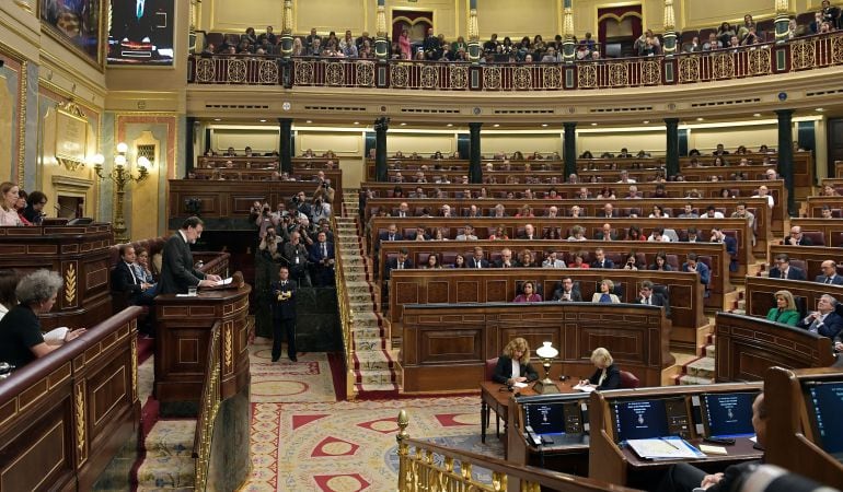 Muchas mujeres ocupan sus escaños en el Parlamento español.