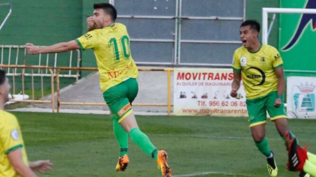 Forján celebrando un gol la pasada campaña en Los Barrios. 
