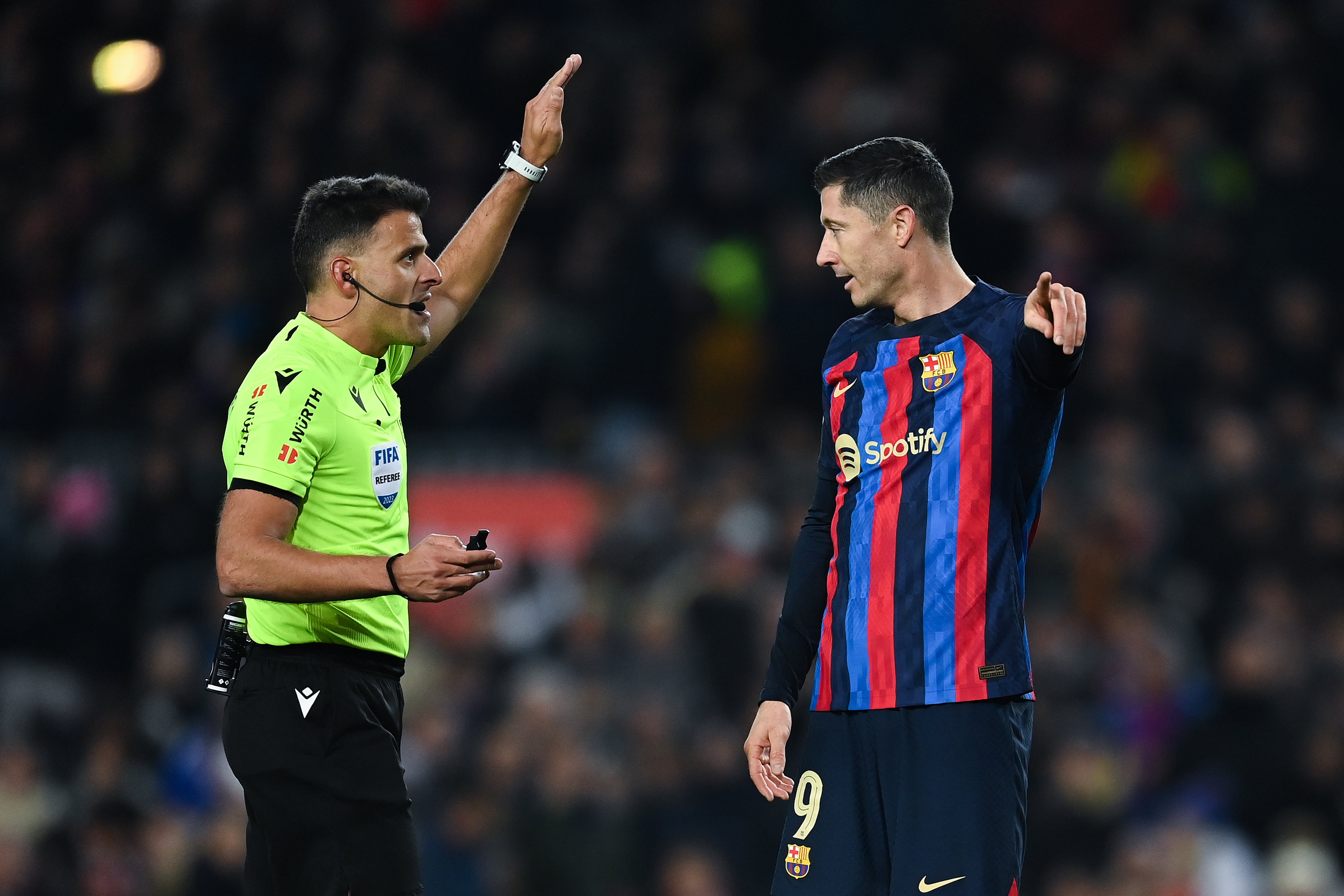 El colegiado Gil Manzano y Robert Lewandowski, durante un partido en el Camp Nou.