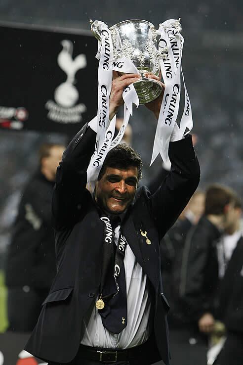 Juande Ramos levanta la Carling Cup que consiguió este domingo con el Tottenham
