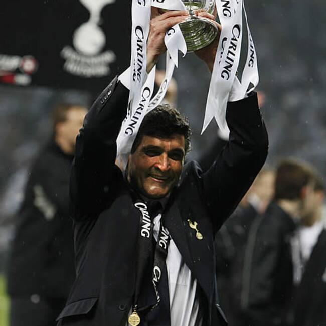 Juande Ramos levanta la Carling Cup que consiguió este domingo con el Tottenham