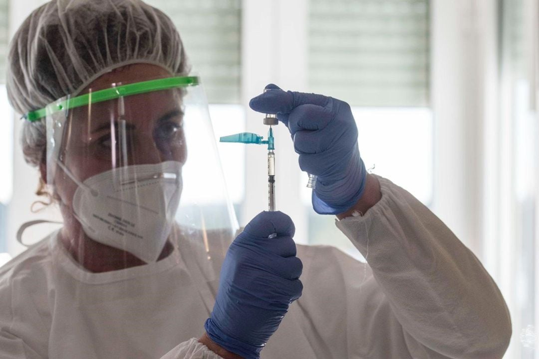 Una enfermera prepara una dosis de la vacuna contra la Covid-19.