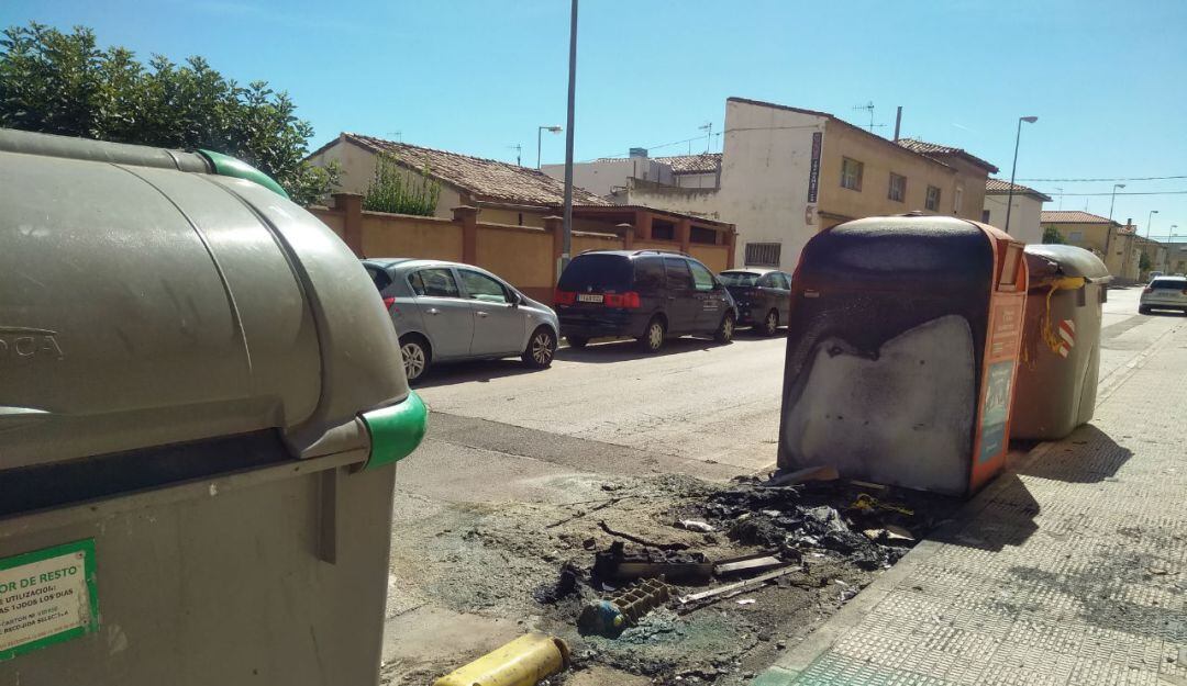 Contenedor quemado en el barrio Lourdes de Tudela