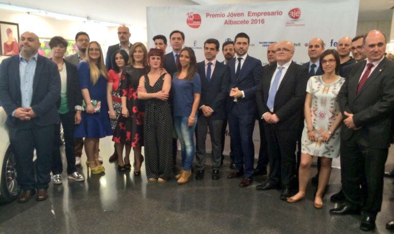 Foto de familia con todos los finalistas y premiados por AJE Albacete