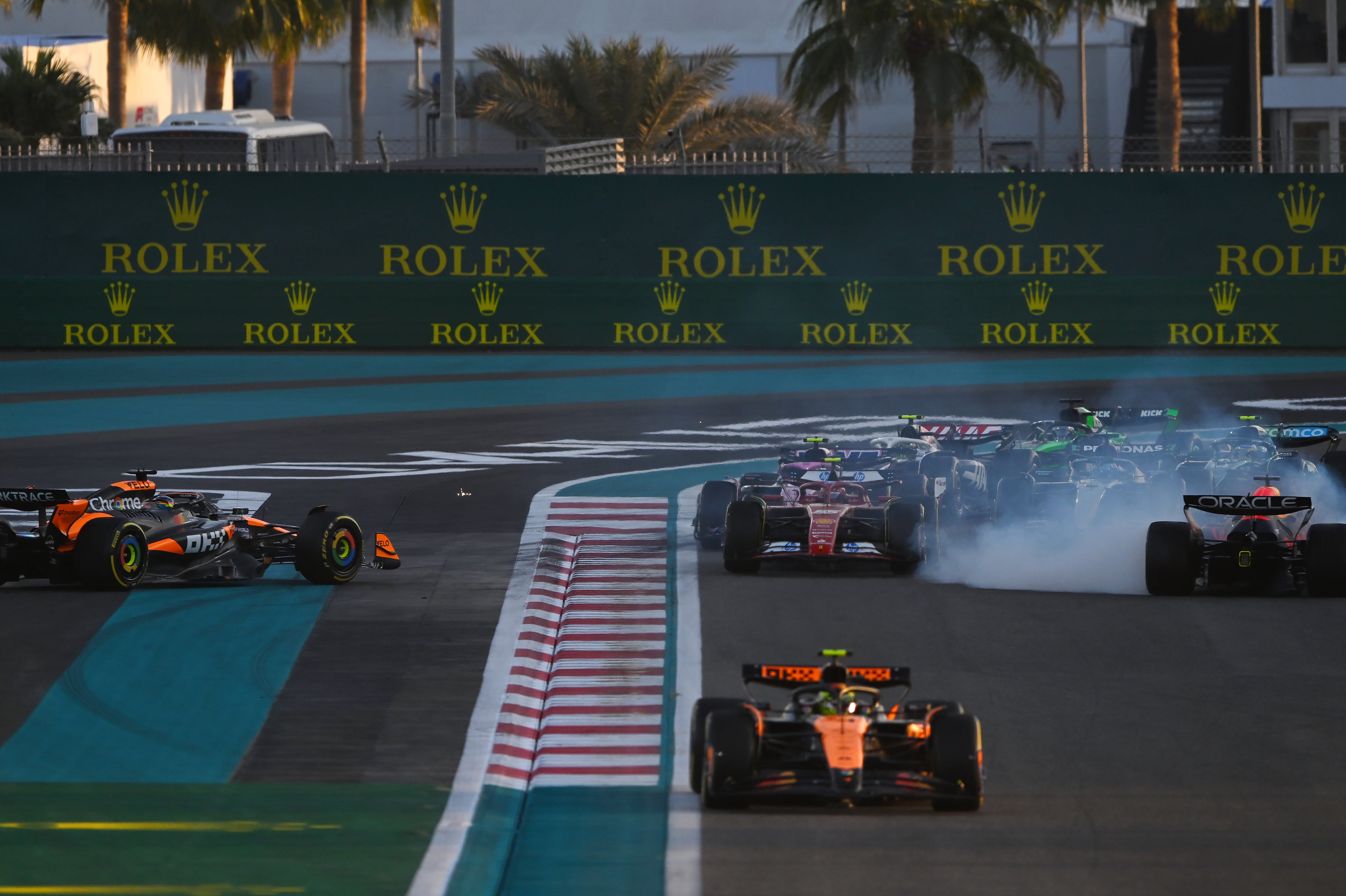 Lando Norris lidera en Abu Dhabi durante el choque entre Max Verstappen y Oscar Piastri