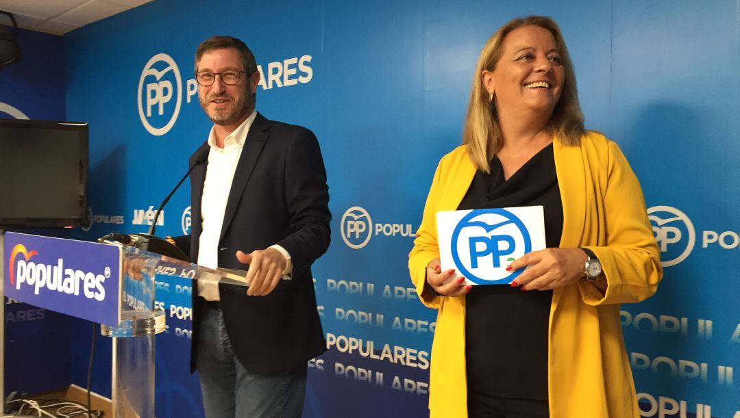 Miguel Contreras y Ángela Hidalgo del PP en rueda de prensa