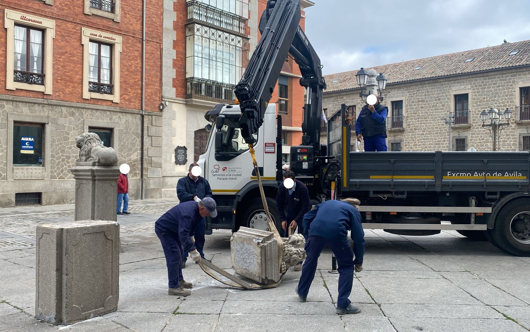 Momento en el que operarios municipales retiran los restos de la escultura