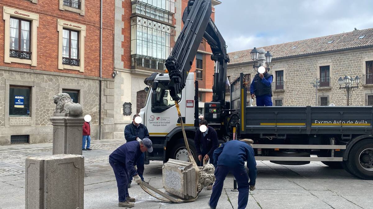 Una furgoneta derriba uno de los leones que custodian la Catedral de Ávila