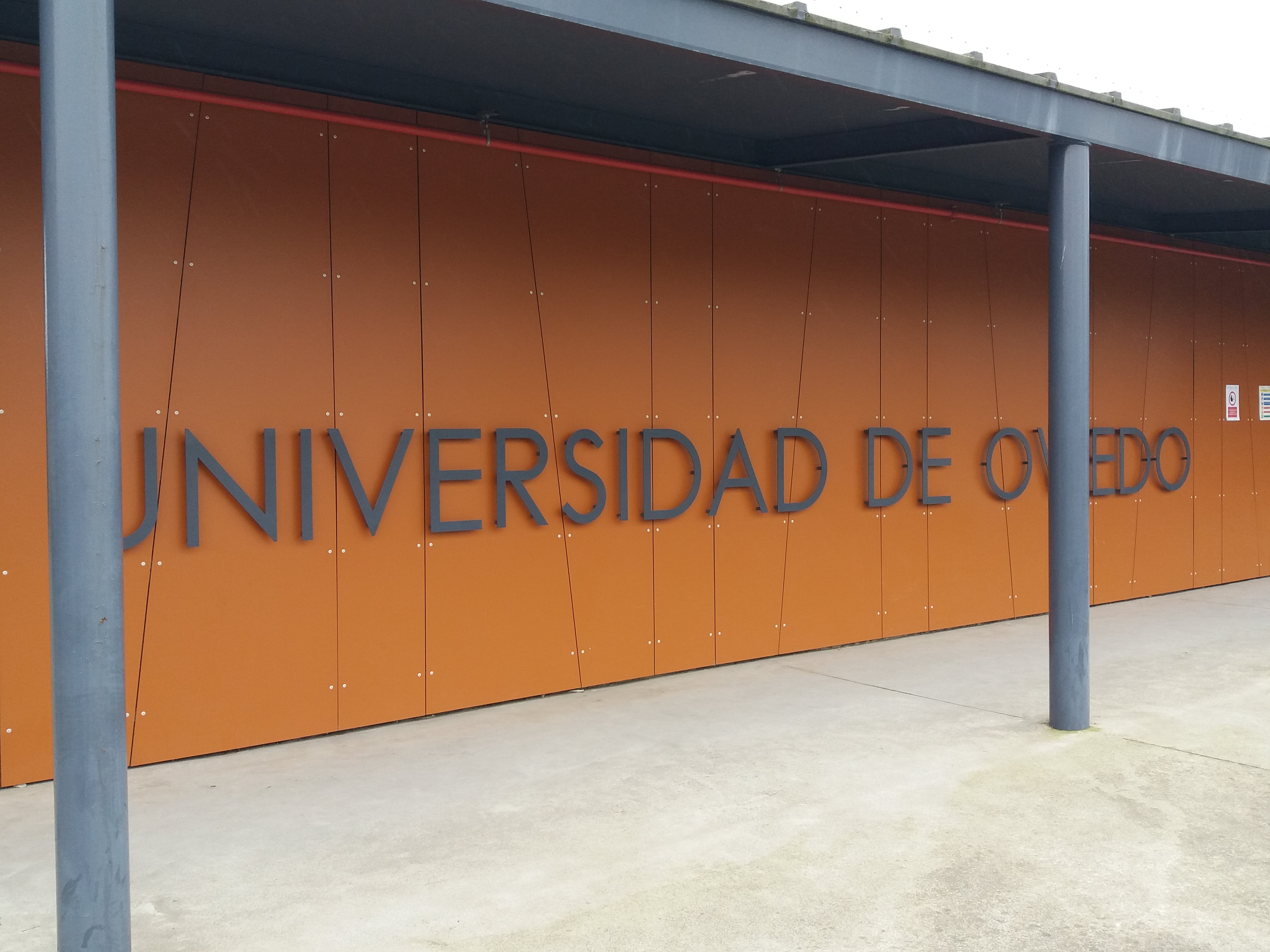 Fachada del polideportivo de la UNIOVI en Oviedo