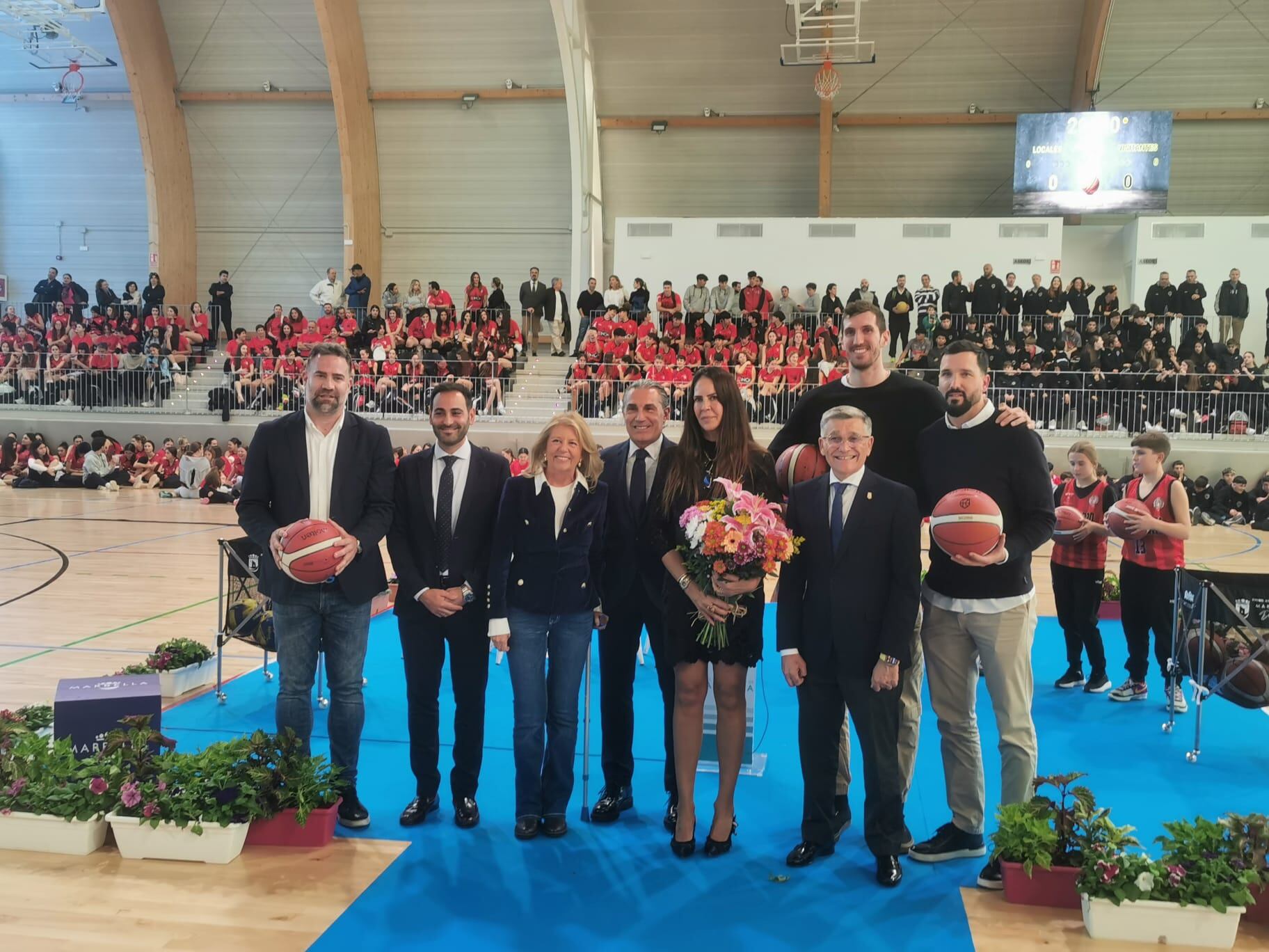 Scariolo, en el centro de la imagen, rodeado de su mujer, autoridades y baloncestistas