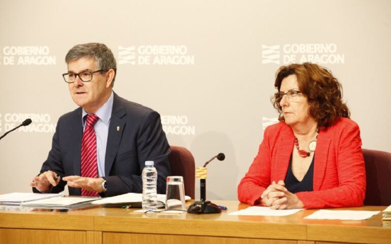 El consejero de Presidencia, Vicente Guillén, junto a la consejera de Derechos Sociales, Mª Victoria Broto, durante la rueda de prensa posterior al Consejo de Gobierno