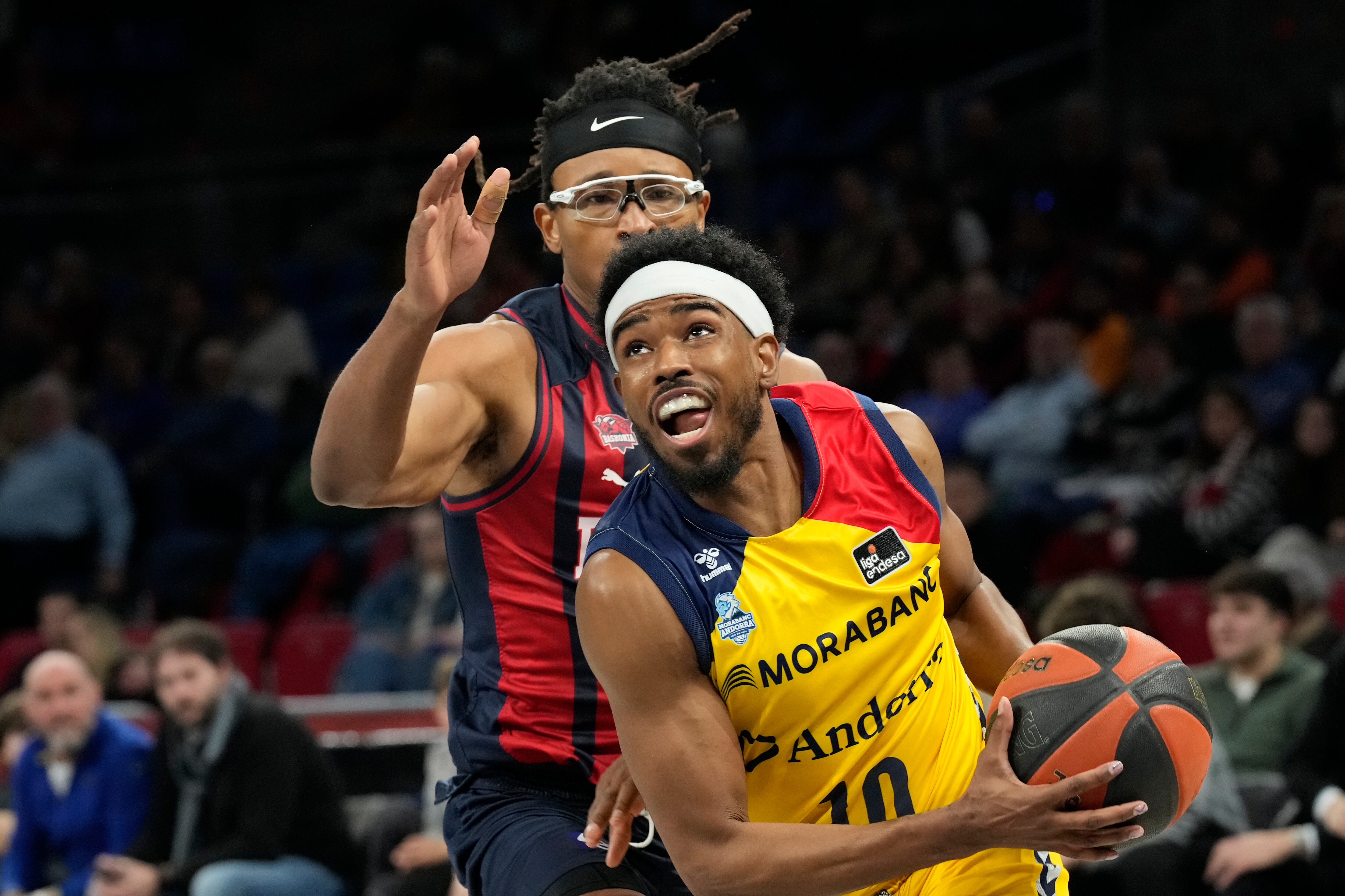 El base nordamericà del Morabanc Andorra, Jerrick Harding, passa la pilota davant l'ala-pivot del Baskonia, Chima Moneke, al partit d'aquest diumenge al Fernando Buesa Arena de Vitoria-Gasteiz.