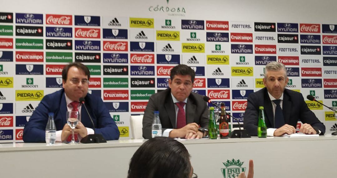 Juan Ramón Cuadros, Francisco Estepa y Javier Bernabéu en la sala de prensa del Córdoba C.F.