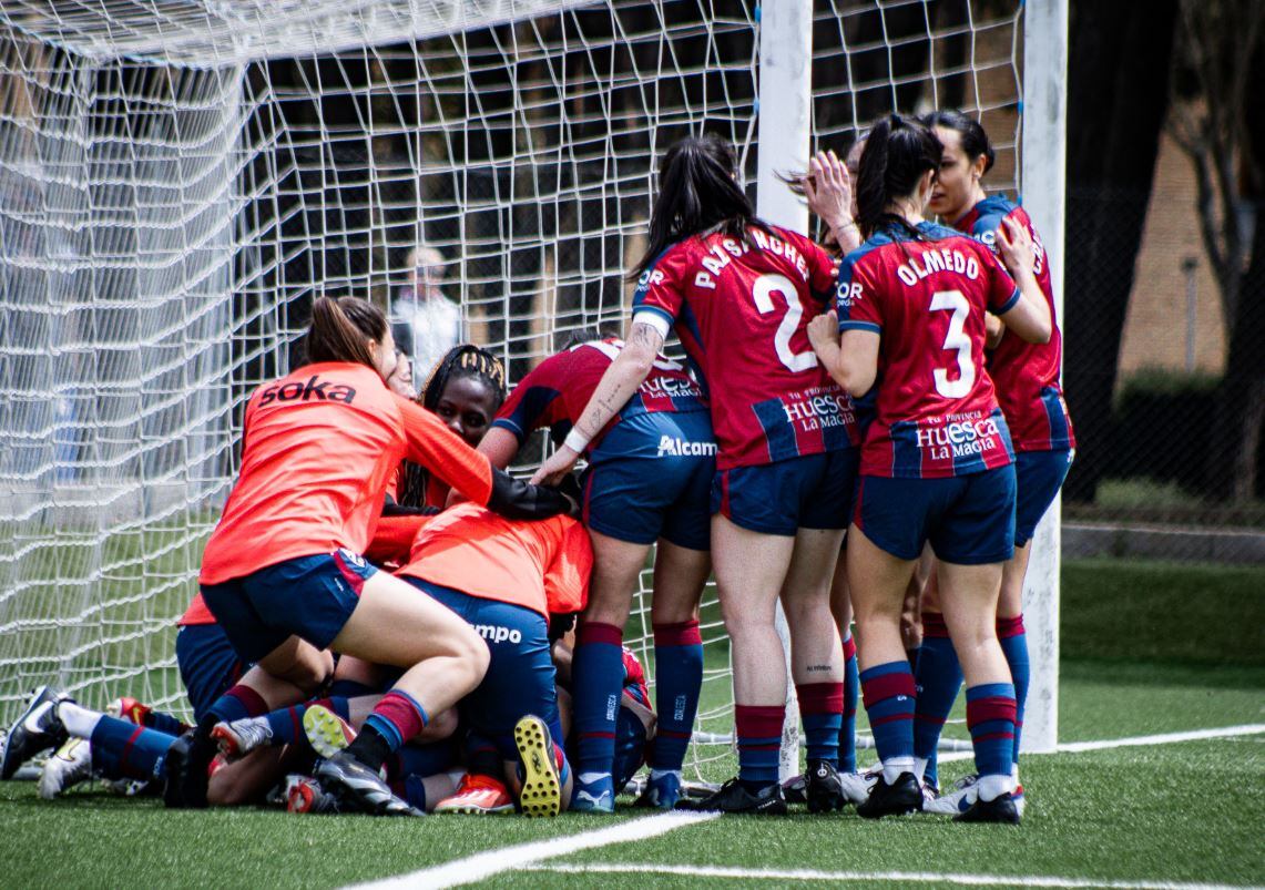 La SD Huesca Femenino celebra el gol ante el Avilés