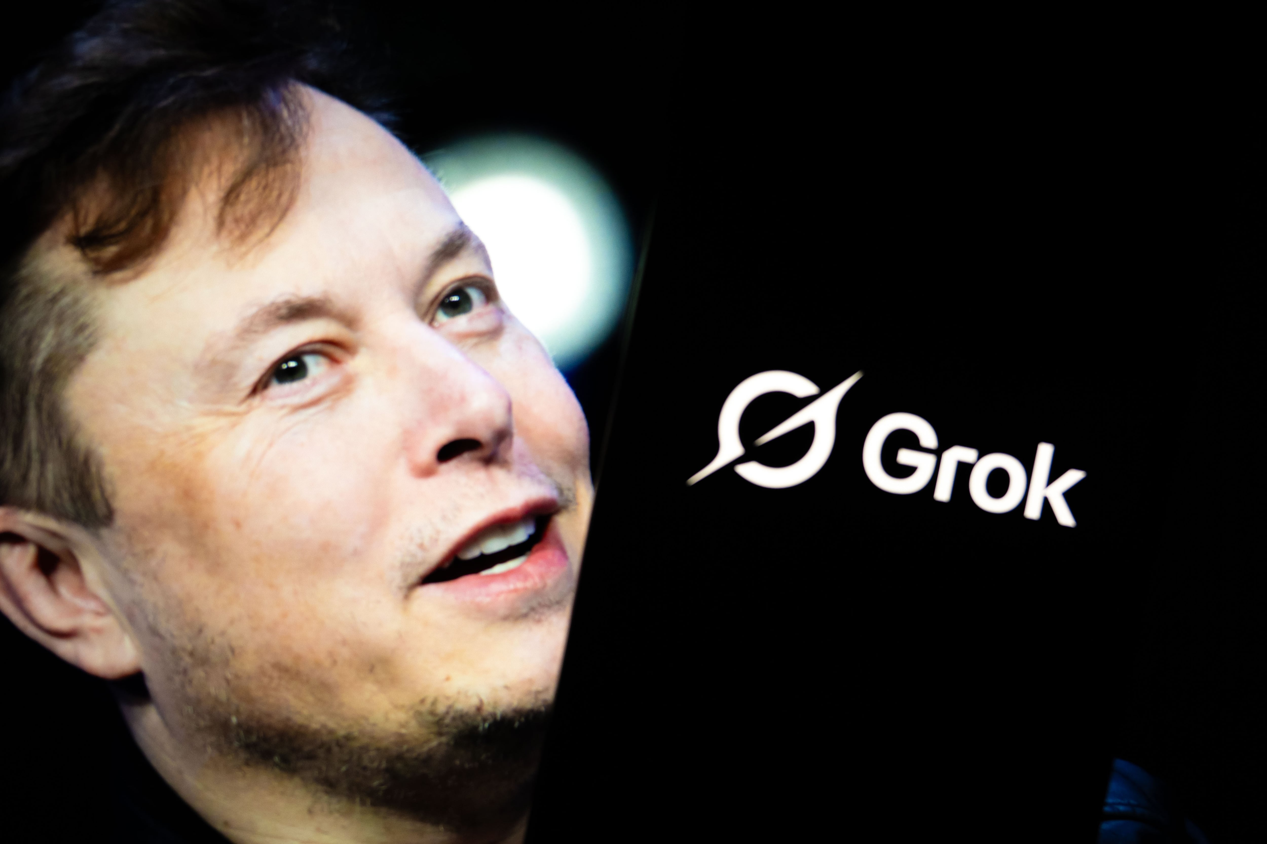 Elon Musk junto al logo de Grok.