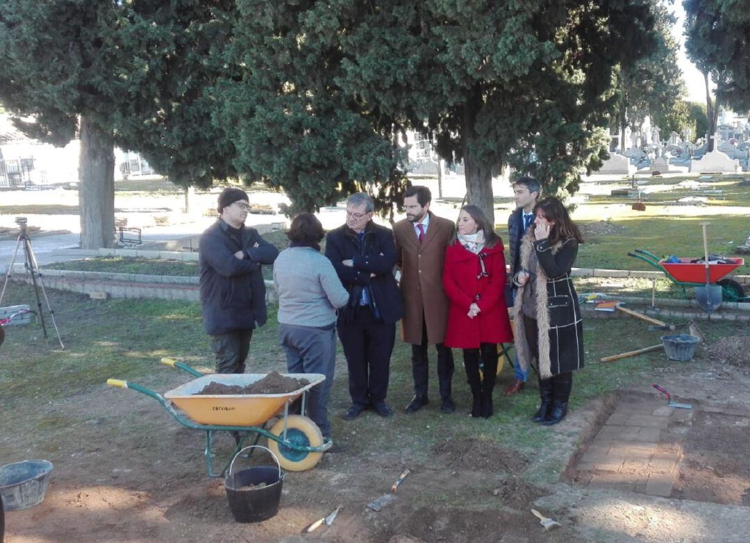 El director general de Memoria Histórica, Fernando Martínez, junto a los trabajadores de las catas y responsables de la Junta y el Ayuntamiento.