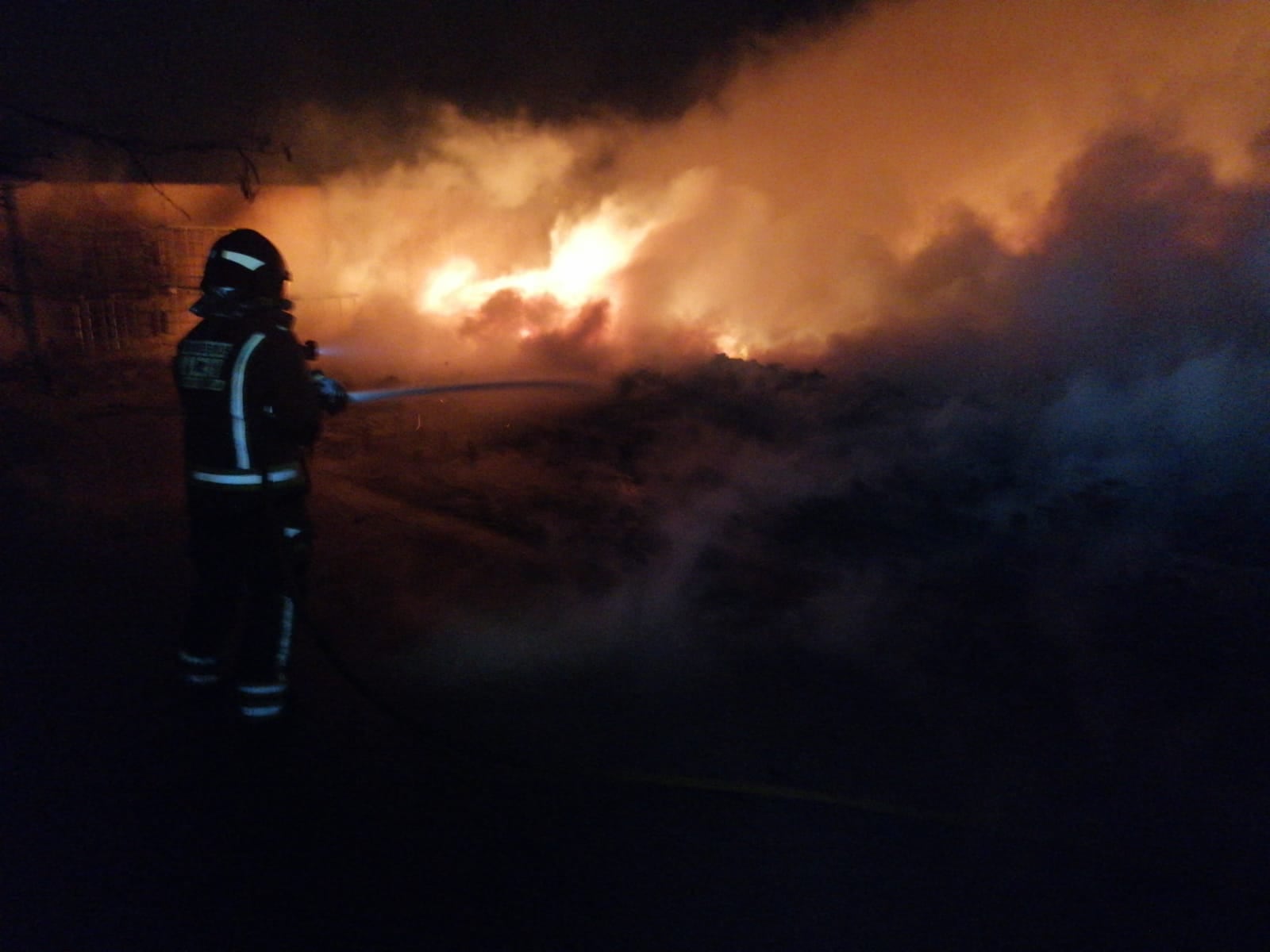 Un bombero interviene en el incendio de Alcantarilla