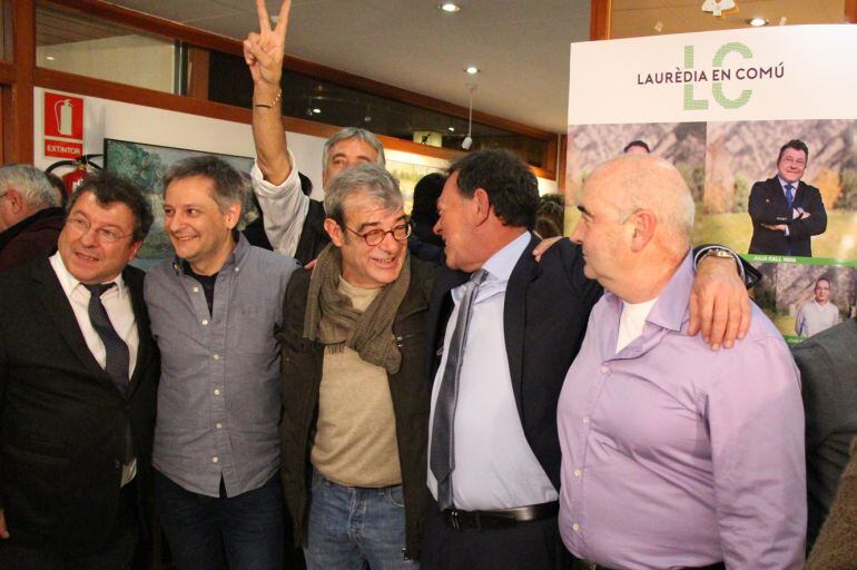 Josep Vila (centre) i Julià Call (e) acompanyats del president del grup demòcrata, Ladis Baró, i el ministre d'exteriors taronja, Gilbert Saboya.