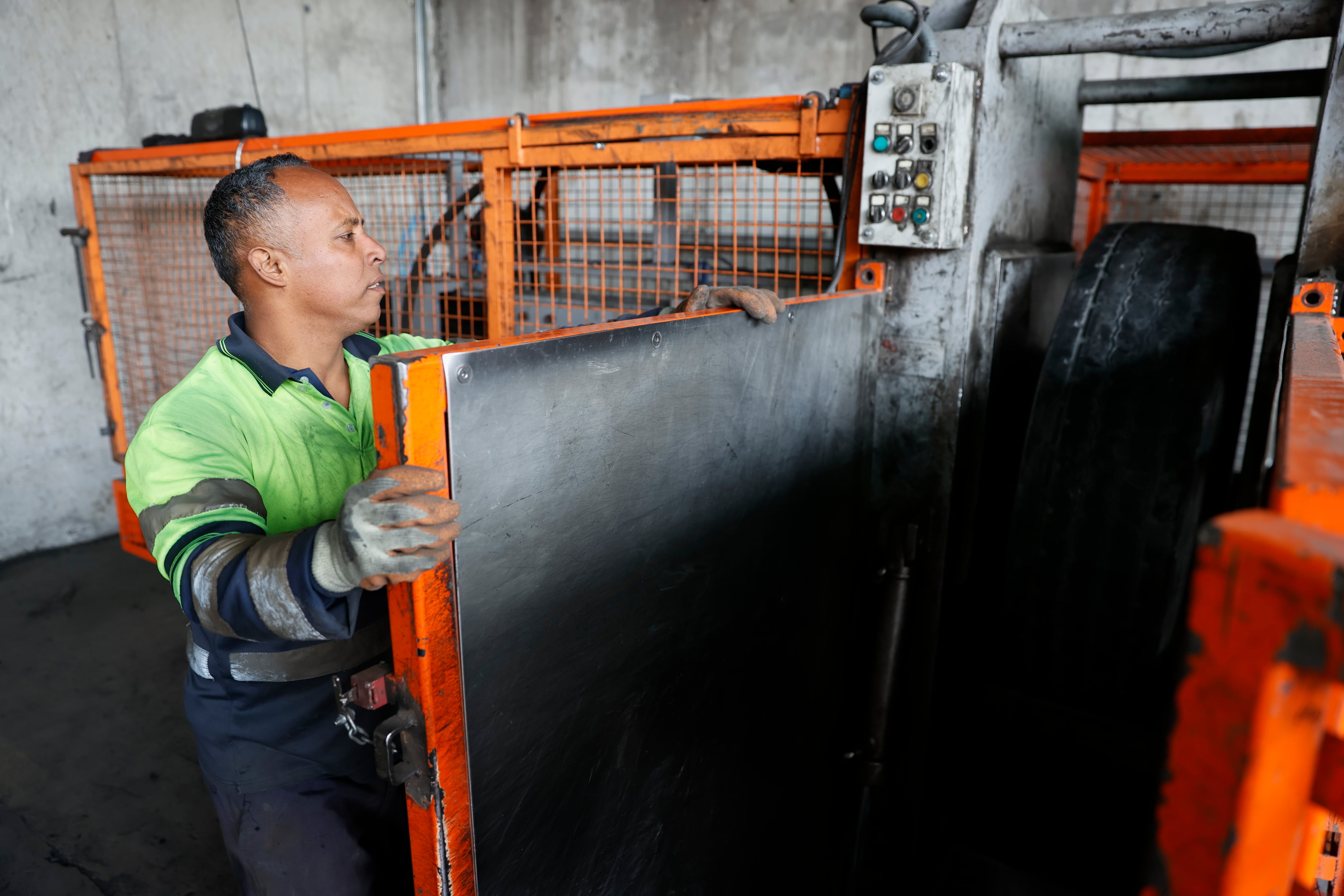 Trabajadores en una planta de reciclado de neumáticos. El número de ocupados en España disminuyó en 139.700 personas en el primer trimestre de este año respecto al anterior, hasta los 21,25 millones, mientras que el desempleo subió en 117.000, hasta los 2,97 millones, con lo que la tasa de desempleo aumentó al 12,29 %. EFE/ Ismael Herrero