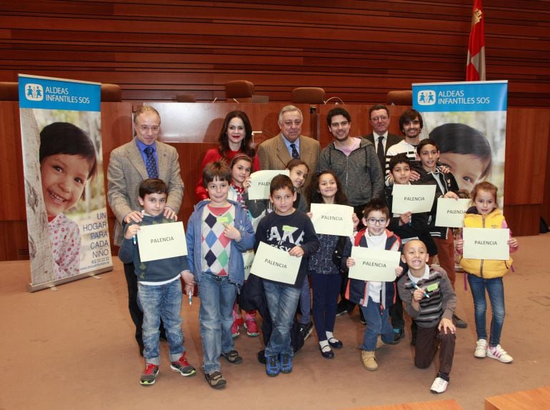 Alumnos del Colegio Conde de Vallellano de Ampudia que han participado en el pleno de Aldeas Infantiles en las Cortes de Castilla y León