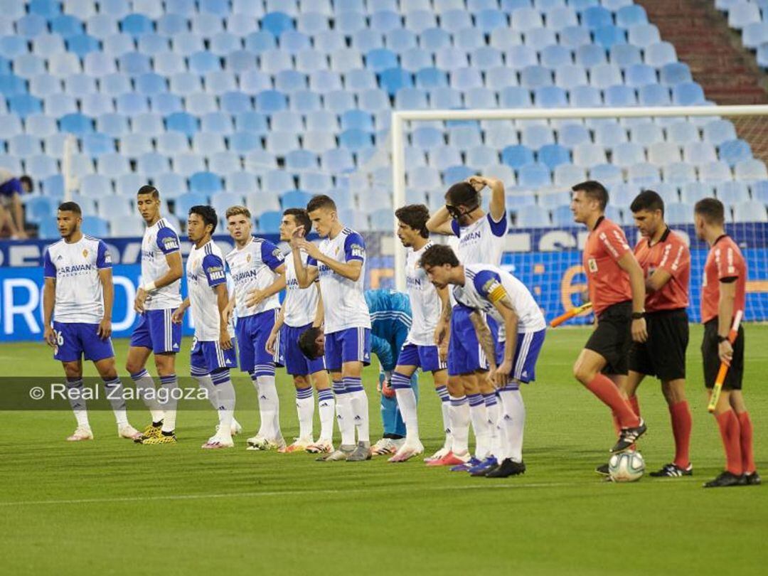 Los jugadores del Real Zaragoza antes del inicio de un partido de Liga