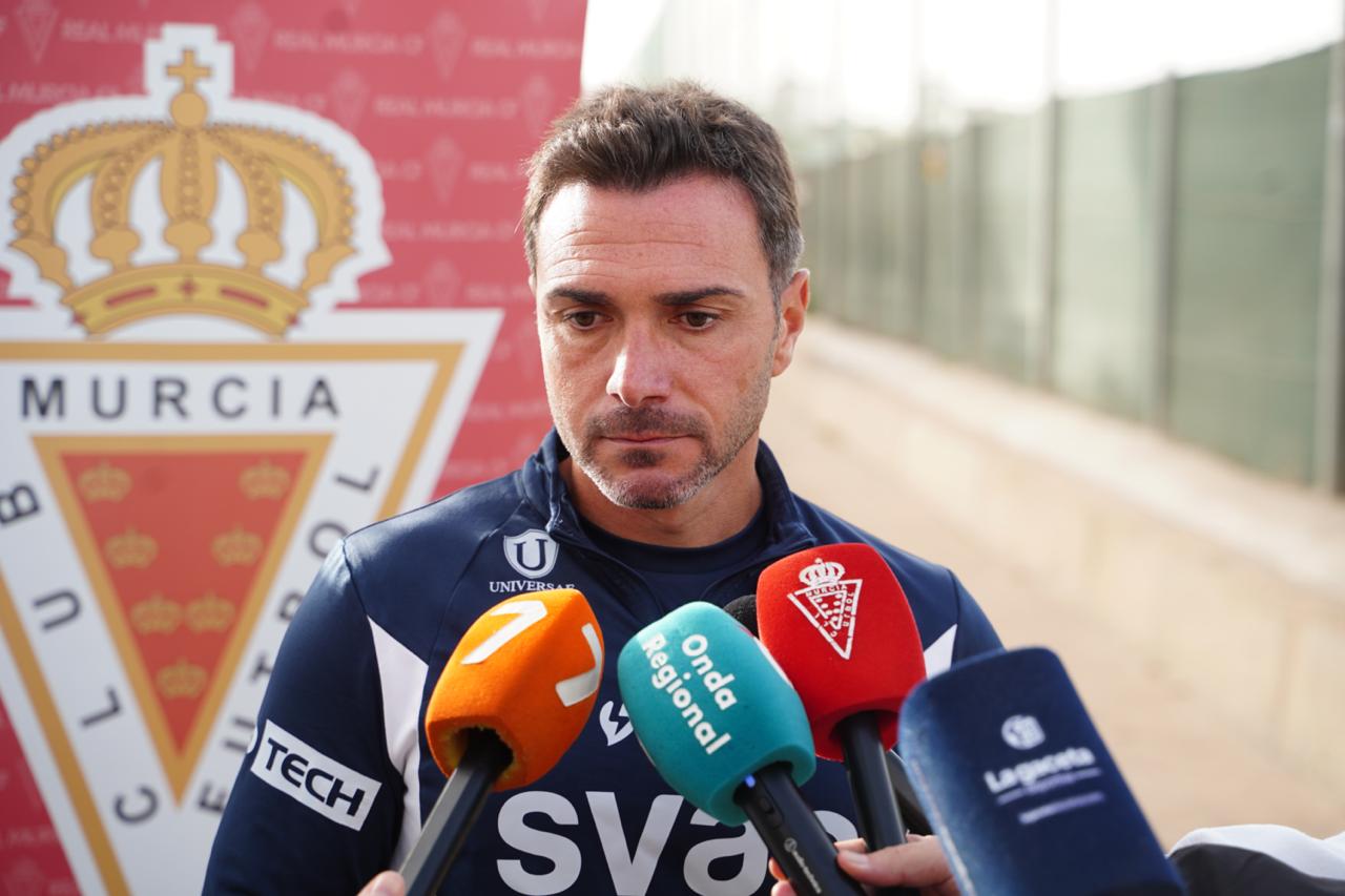 Colunga atiende a los medios