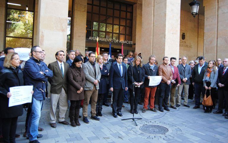 Concentración a las puertas del ayuntamiento