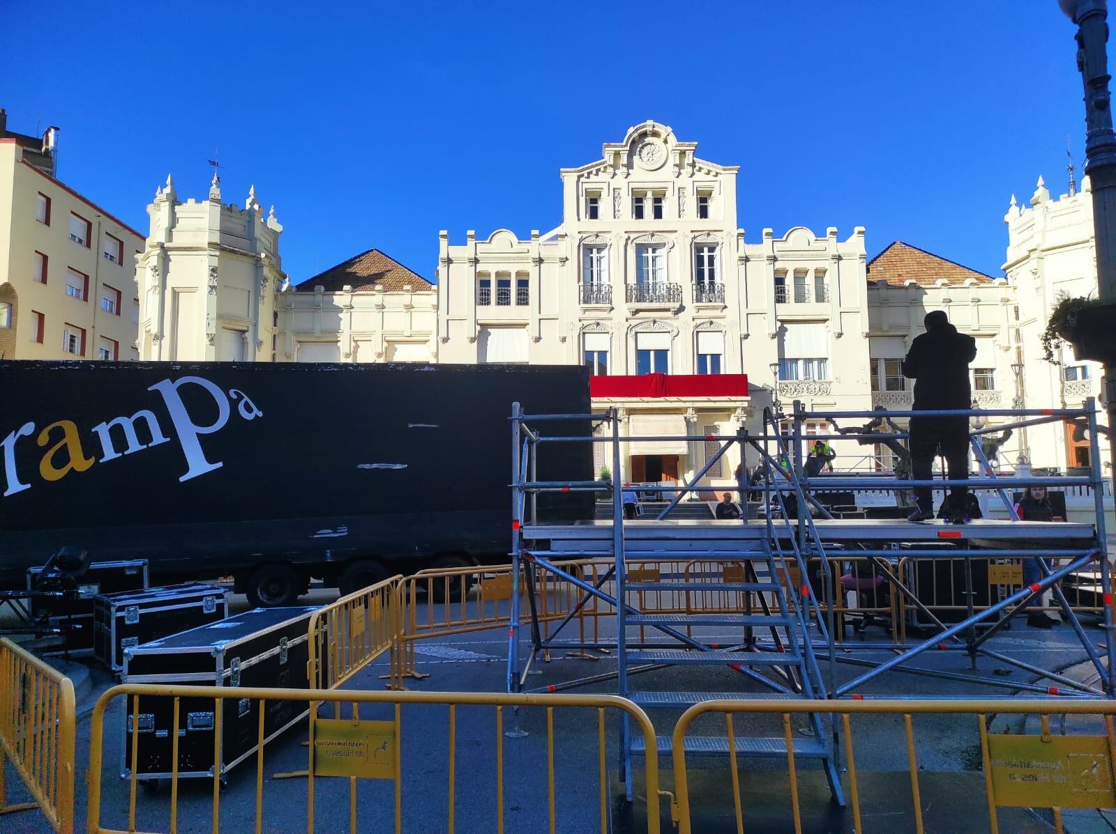 Trabajos previos a la cabalgata de Reyes en Huesca