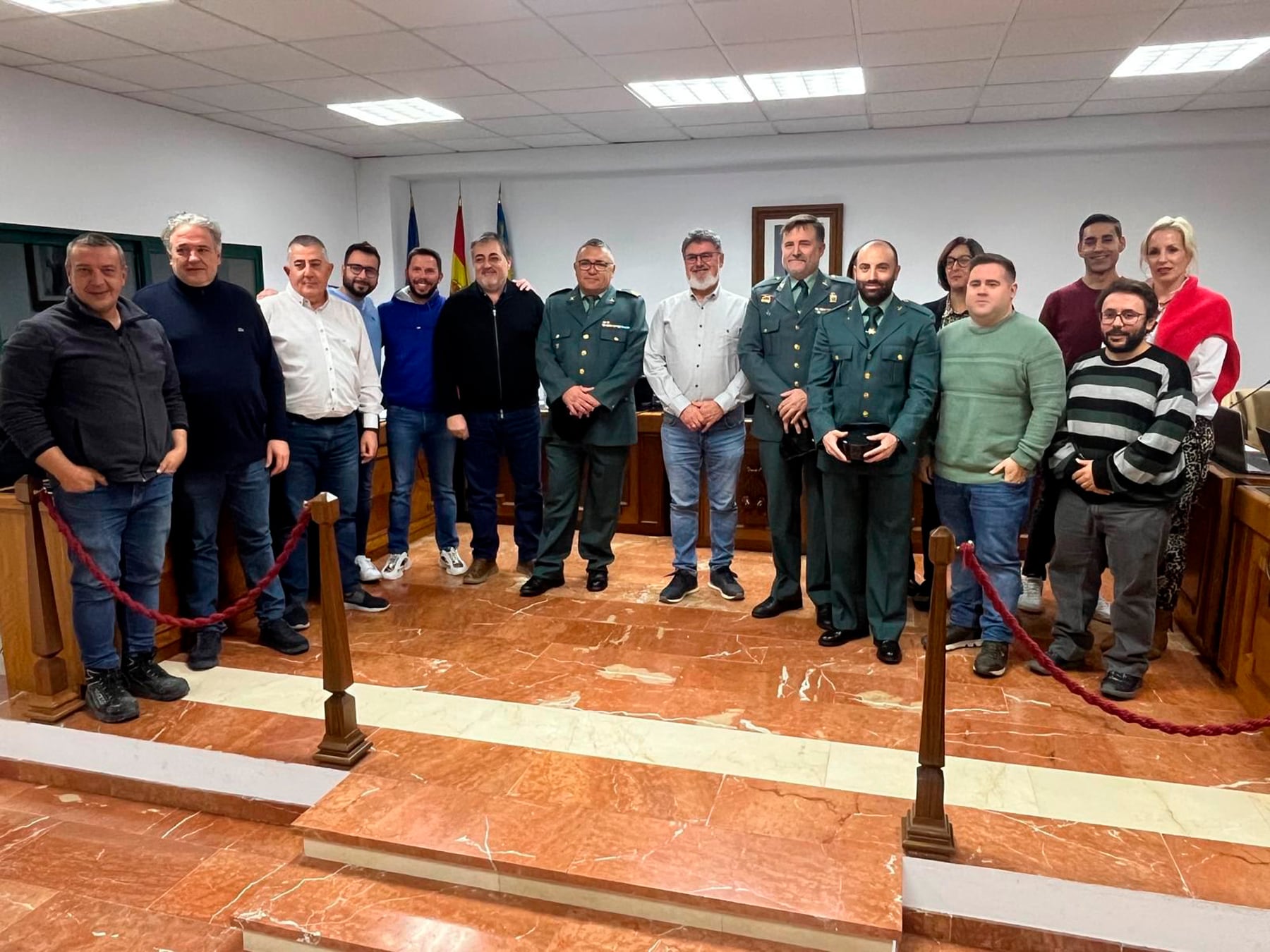 Els components de la corporació municipal junt a dos dels quatre agents de la Guàrdia Civil homenatjats i el seu sergent
