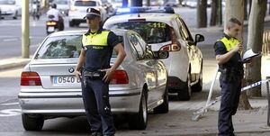 Dos agentes de la Policía Municipal permanecen en el lugar en el que Cristina Cifuentes sufrió un accidente con su moto, en el que también se vio implicado el vehículo de la imagen