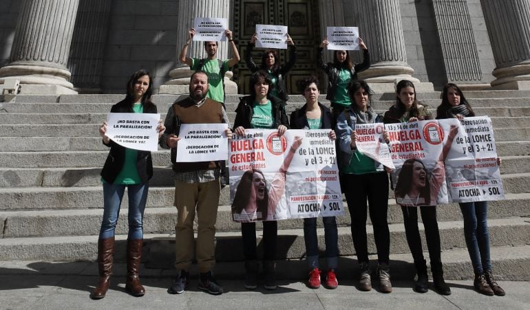 Integrantes del Sindicato de Estudiantes, ante la fachada del Congreso de los Diputados, donde se ha debatido una proposición de ley del PSOE encaminada a suspender el calendario de implantación de la Ley Orgánica para la Mejora de la Calidad Educativa (L