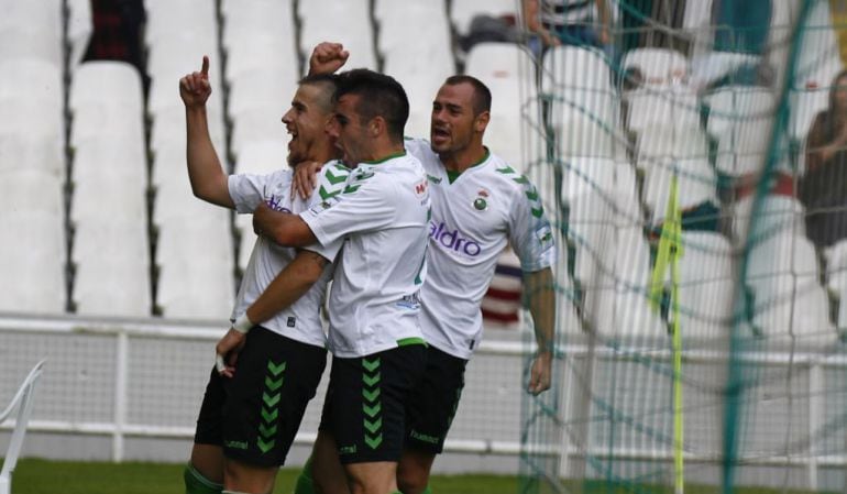 Dani Aquino celebra el primer gol del Racing.