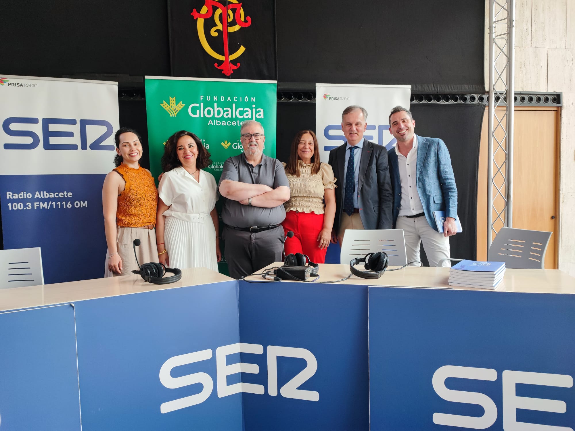 La periodista de Radio Albacete, Cristina Castellanos junto con la vicepresidenta de la Orquesta-Camerata de CLM, Lola Valiente, el director de Cultural Albacete, Ricardo Beléndez, la directora de Radio Albacete, Justina Gómez, el director de la Fundación Globalcaja, Antonio González y el director artístico y musical de la Orquesta- Camerata de Castilla La Mancha, Eduardo González.