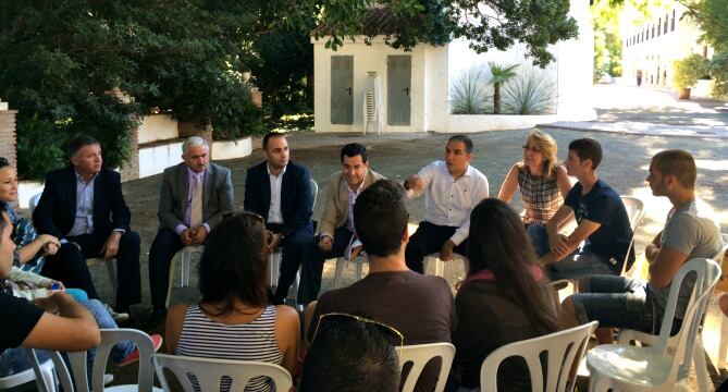 Juan Manuel Moreno junto al presidente del PP en Málaga, Elías Bendodo, esta mañana en la reunión con profesores y alumnos en La Cónsula