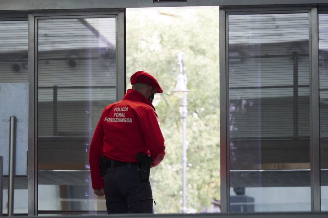 Un policía foral vigila las inmediaciones de una céntrica calle de Pamplona