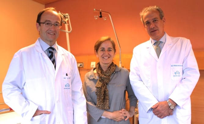 De izquierda a derecha, el cirujano cardiovascular Alberto Sáenz, la repostera Eva Arguiñano y el cirujano cardiovascular Ignacio Pérez-Moreiras.