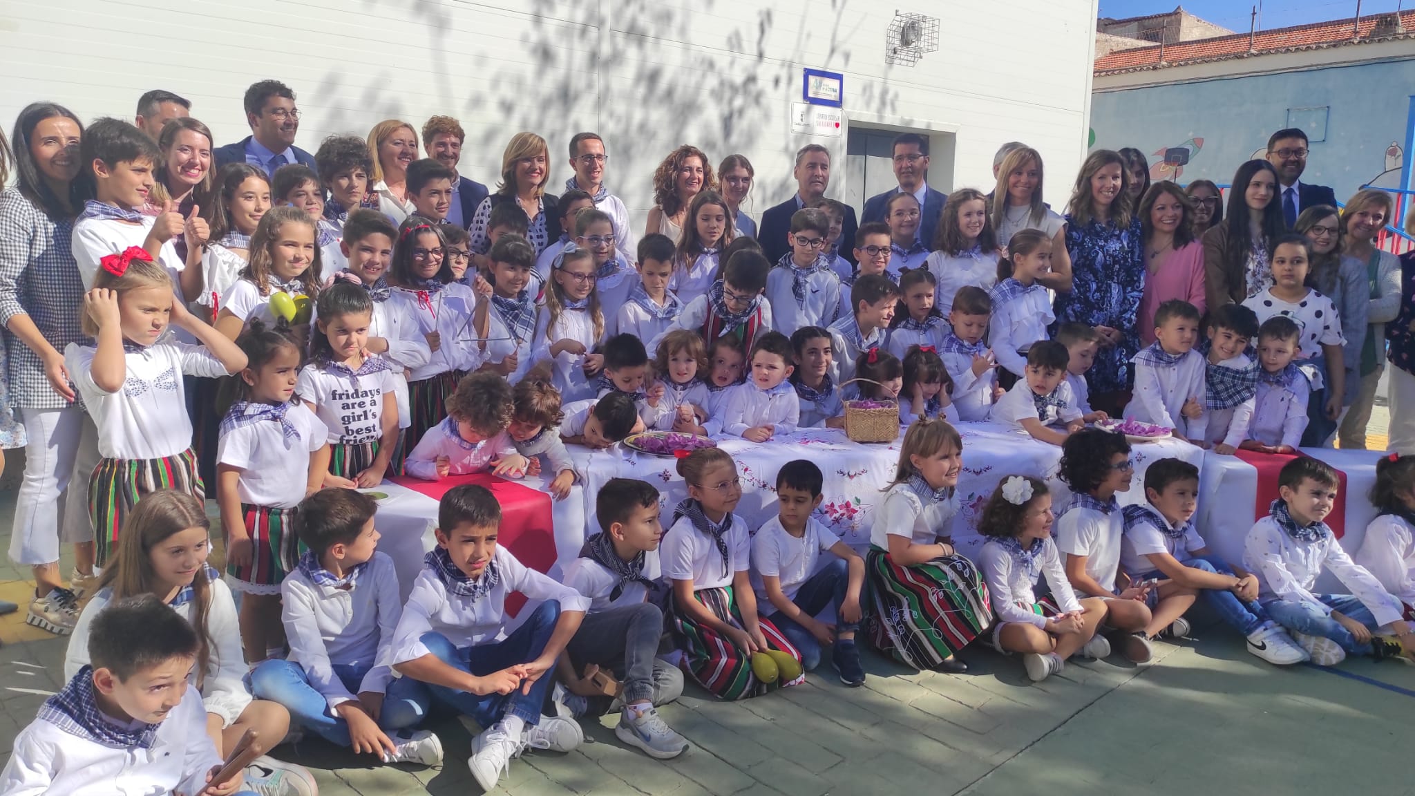 Escolares del centro educativo junto a la titular de Educación y otras autoridades provinciales