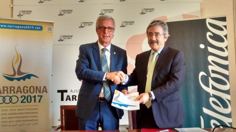 Ballesteros i Faura rubricant l'acord.