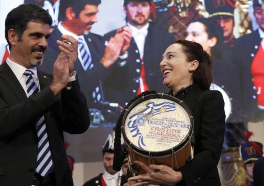 La escultora Cristina Iglesias recibe el Tambor de Oro de manos del alcalde, Eneko Goia.