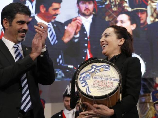 La escultora Cristina Iglesias recibe el Tambor de Oro de manos del alcalde, Eneko Goia.