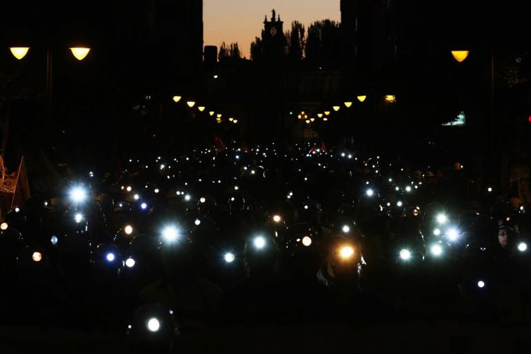 Miles de personas arropan a los mineros leoneses y asturianos en su marcha nocturna por León.