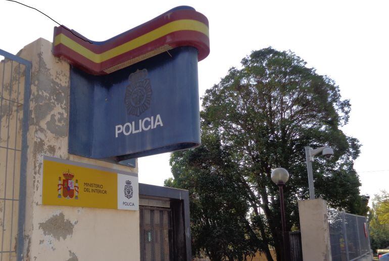 Entrada de la comisariá del Cuerpo Nacional de Policía en Aranda