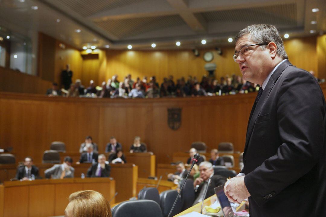 Antonio Torres. 
 Políticos, representantes institucionales y ciudadanos pasan por la capilla ardiente de Antonio Torres (PP)
 
  