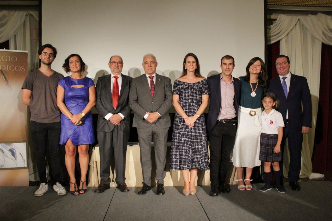 Foto de familia de los galardonados en la fiesta del colegio de médicos de Segovia