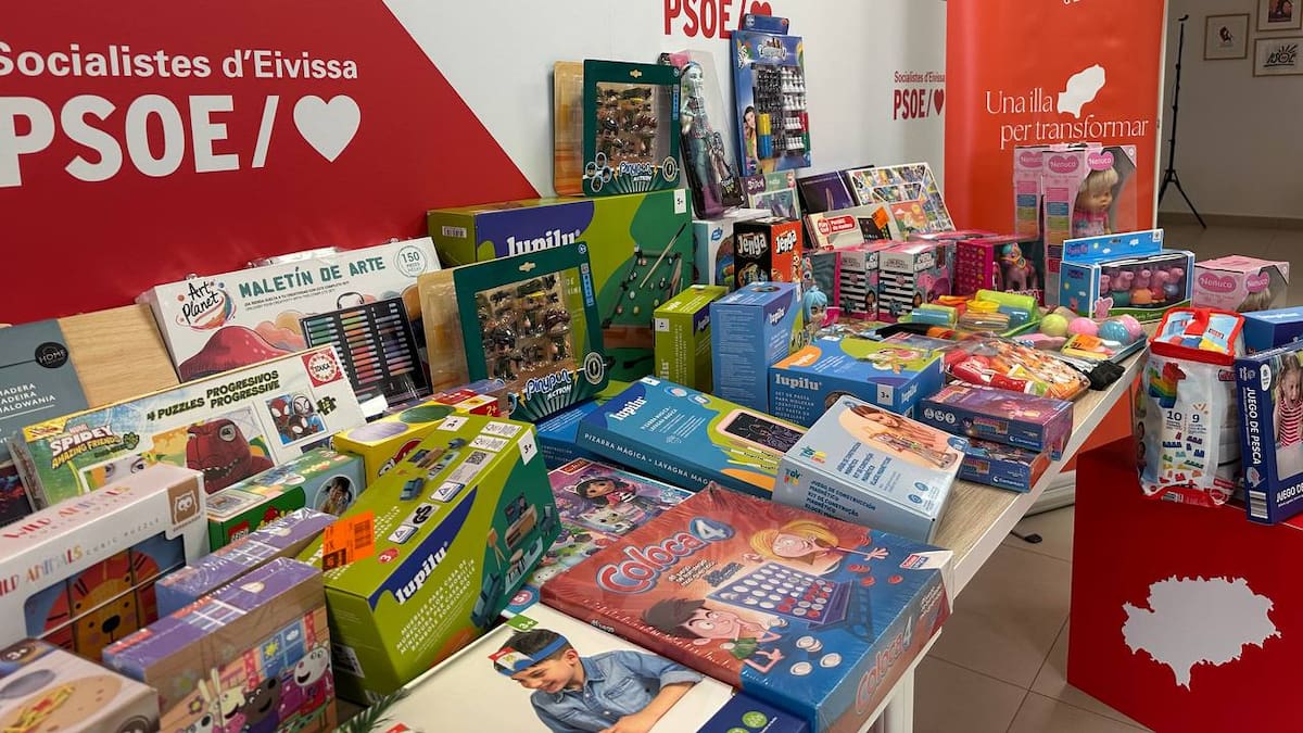 Las Juventudes Socialistas de Ibiza entregan juguetes para 130 niños que atiende la Cruz Roja