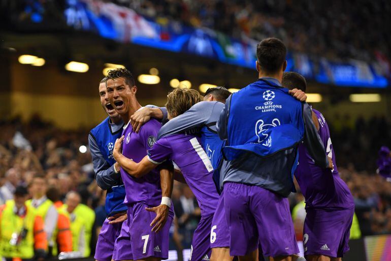 Cristiano celebra con sus compañeros uno de sus goles en la final de la Champions de Cardiff