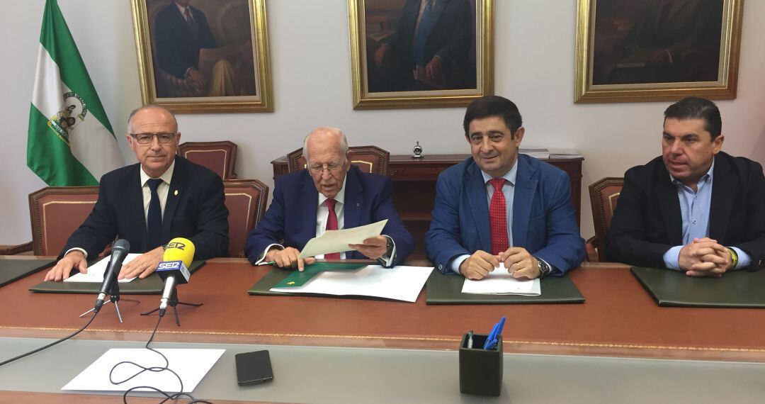 De izquierda a derecha, el presidente del Jaén Paraíso Interior, Germán Aguayo; el presidente de Caja Rural Jaén, José Luis García Lomas; el presidente de la Diputación, Francisco Reyes, y el director deportivo del club, Nicolás Sabariego.