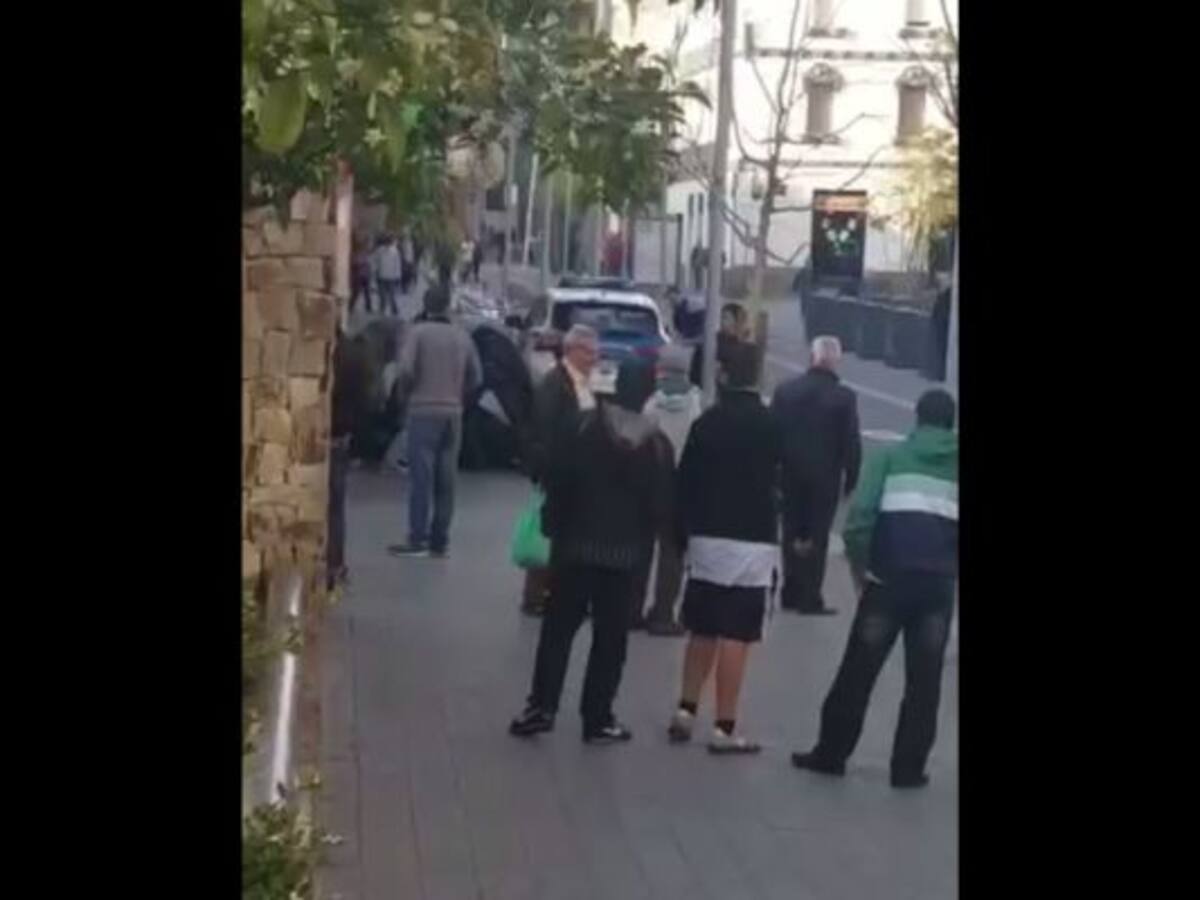 Un hombre le quita la pistola a un mosso y dispara a una agente