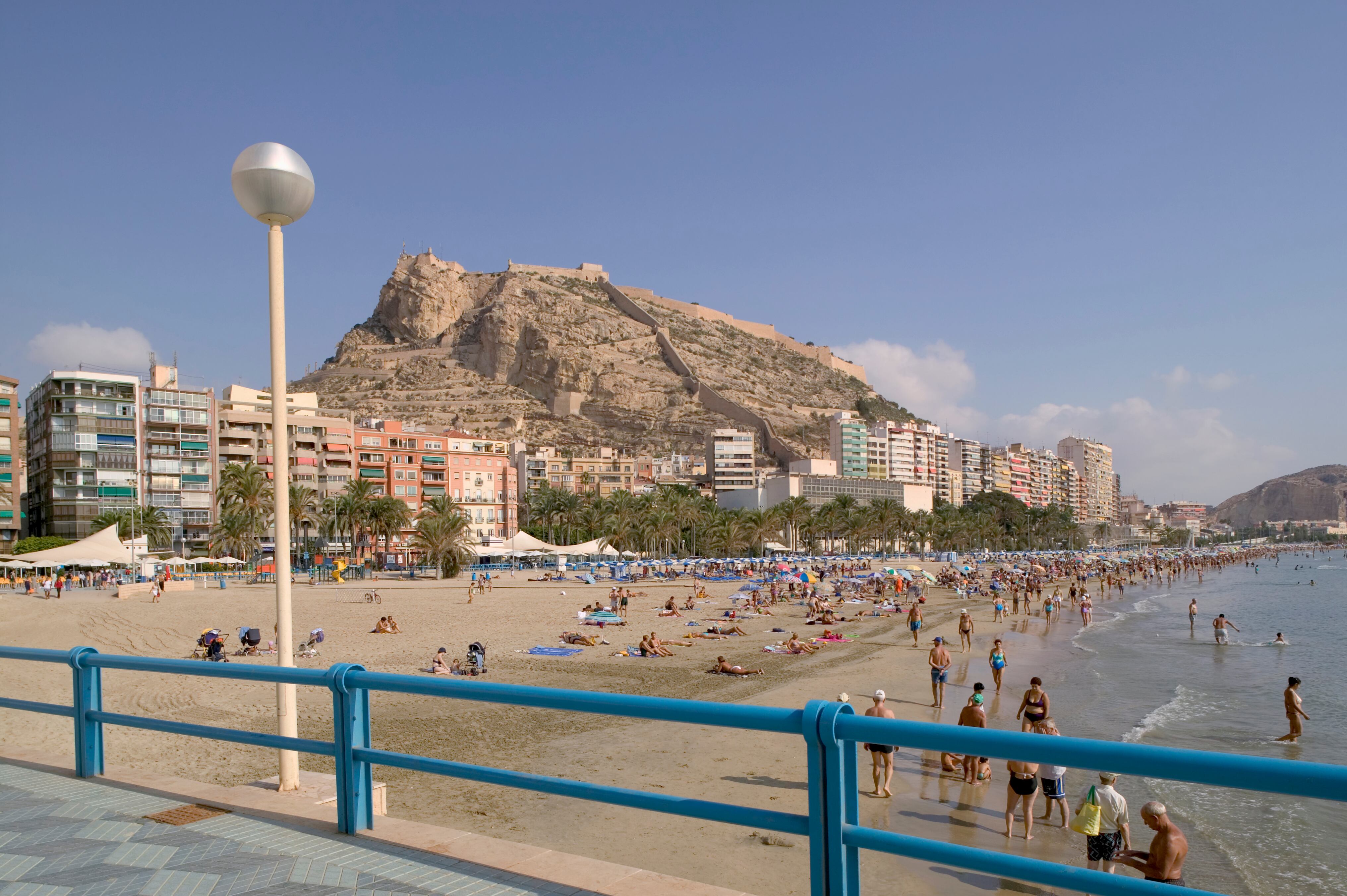 Imagen del Castillo Santa Bárbara y la playa del Postiguet desde un hotel de Alicante